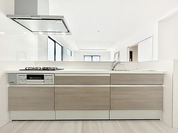 ◆1号棟◆～Kitchen～　広くて使いやすいキッチンなら家族でいっしょに料理をつくったり、後片付けも手間なくできちゃいます♪収納もたっぷりあるので、いつもすっきりと清潔な印象を保てます。