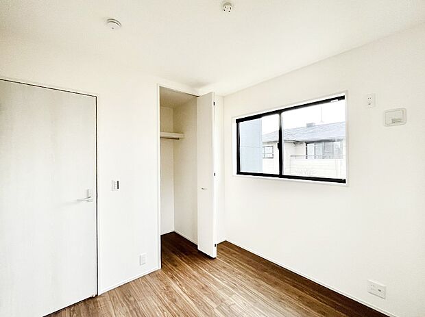 ◆１号棟◆～Bed Room～　マンションと違い部屋数が多いのが戸建てのメリットです。ご家族が増えたことで手狭に感じていた住まいも戸建てでは各居室プライバシーを保つことができます。