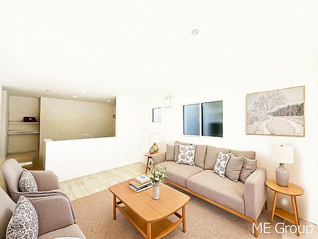 ～Living～　家族の会話や笑顔が行き交うリビングです。子供が走ってる姿を見ながら、大きなソファやダイニングテーブルでゆったり食事をしたりくつろぎたい♪そんな夢が叶えられる空間です！※家具はCGです