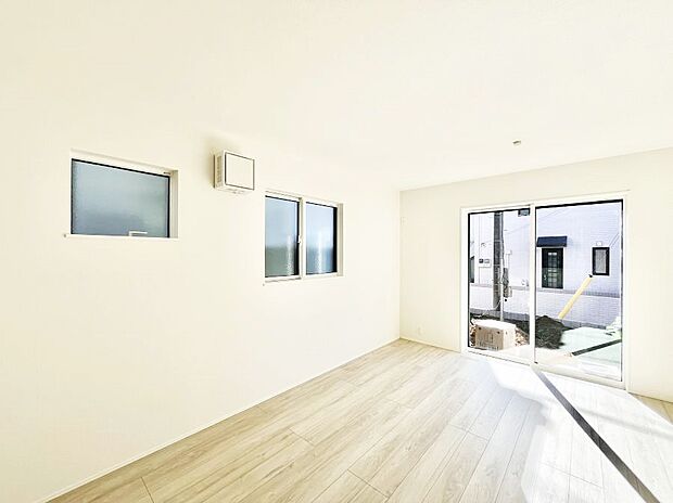 ～Living～　飽きの来ないシンプルでおしゃれなLDK。大きな窓から日差しが差し込むので室内も明るく、家族の憩いの場としてピッタリです。開放感と日当たりの良さを是非ご覧ください！