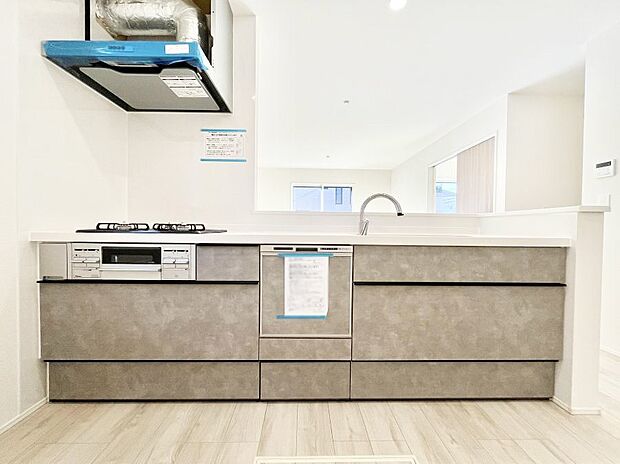 ～Kitchen～　会話が弾むリビング、料理が愉しくなるキッチン。家は、ただ生活する場ではなく、暮らしを愉しく、快適にする場所。笑顔の毎日、安らぎの日々のために、最新の設備・仕様を採用。