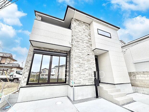 ～Exterior～  閑静な住宅地で子育て家族にピッタリ。  毎日のお散歩も快適な緑に恵まれたエリアで、自然に包まれた穏やかな暮らしを実現するための、ゆとりある住環境が整っています。