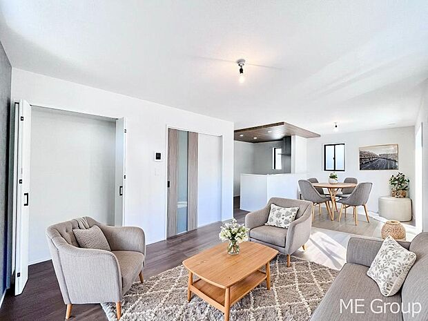 ◆1号棟◆～Living～　家族の食事や団らんのほか、子どもを遊ばせたり、友人を招いたりするLDKは住まいの中心。長時間過ごす場所だから、その空間は住まい全体の居心地を左右します。  ※家具はCGです