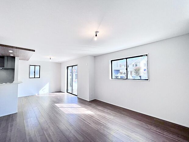 ◆1号棟◆～Living～　飽きの来ないシンプルでおしゃれなLDK。大きな窓から日差しが差し込むので室内も明るく、家族の憩いの場としてピッタリです。開放感と日当たりの良さを是非ご覧ください！