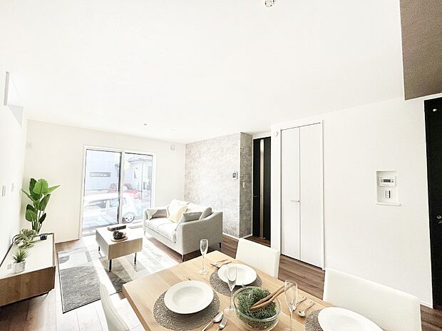 ～Living～　飽きの来ないシンプルでおしゃれなLDK。大きな窓から日差しが差し込むので室内も明るく、家族の憩いの場としてピッタリです。開放感と日当たりの良さを是非ご覧ください！