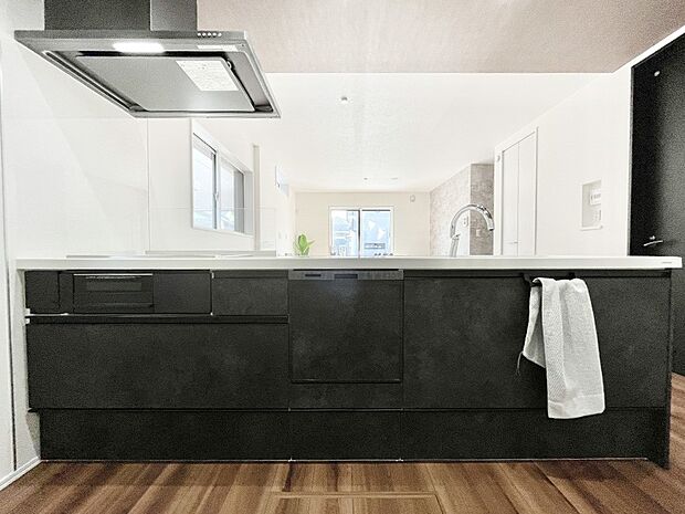 ～Kitchen～　会話が弾むリビング、料理が愉しくなるキッチン。家は、ただ生活する場ではなく、暮らしを愉しく、快適にする場所。笑顔の毎日、安らぎの日々のために、最新の設備・仕様を採用。