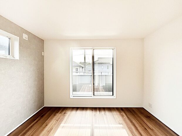 ～Bed Room～　バルコニーからの採光で朝もスッキリ目が覚めそうですね！穏やかな光が差し込む室内には、穏やかな時間が流れます。休日には、落ち着いた空間で自分の趣味を楽しむのはいかがですか。