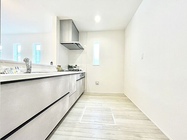 ◆１号棟◆～Kitchen～　自然光が入る窓のあるキッチン☆毎日使う場所だからこそ、使い勝手を考慮しました。ゆったりとしたキッチンコーナーは質感豊かな仕上がりとなっております。