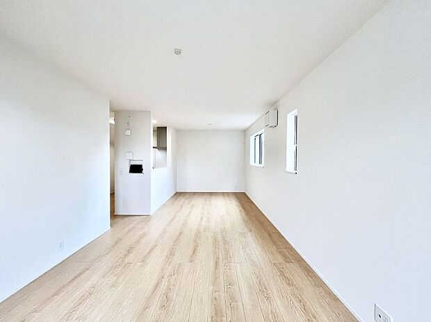 ～Living～　飽きの来ないシンプルでおしゃれなLDK。大きな窓から日差しが差し込むので室内も明るく、家族の憩いの場としてピッタリです。開放感と日当たりの良さを是非ご覧ください！