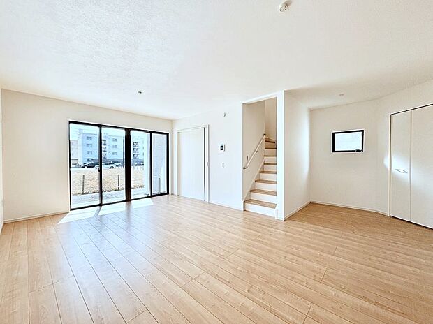 ～Living～　リビングに階段のある間取りです♪家族のコミュニケーションがスムーズに取れますね♪ゆとりある暮らしと心地よい住環境が紡ぐ贅沢な時間をご家族みんなでお過ごし下さい。