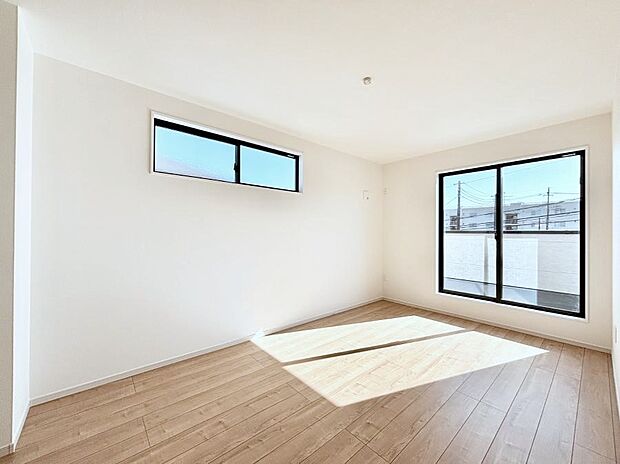 ～Bed Room～  「今日も一日お疲れ様」とご夫婦でゆったりくつろげる寝室。  毎日の家事やお仕事に疲れた日はフカフカのベットで癒されてください。テレビや本棚をおいても快適な広さが自慢♪