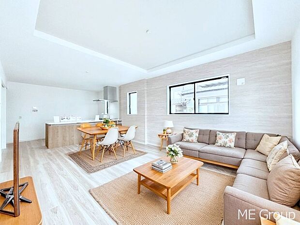 ～Living～　家族の会話や笑顔が行き交うリビングです。子供が走ってる姿を見ながら、大きなソファやダイニングテーブルでゆったり食事をしたりくつろぎたい♪そんな夢が叶えられる空間です！※家具はCGです