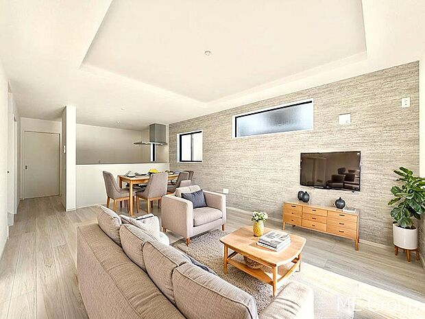 ～Living～　家族の会話や笑顔が行き交うリビングです。子供が走ってる姿を見ながら、大きなソファやダイニングテーブルでゆったり食事をしたりくつろぎたい♪そんな夢が叶えられる空間です！※家具はCGです