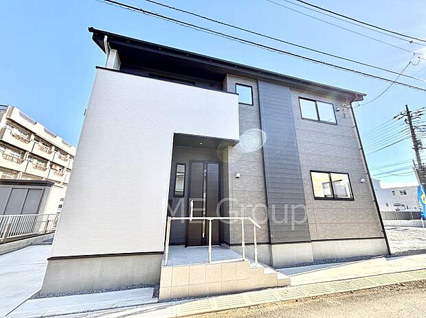 ～Exterior～　堂々たる趣ながら、主張し過ぎずどこか余裕を感じさせるシャープなフォルムで佇む邸宅は、晴天の空と照らし合わせる事で、本来あるべき完成形の姿を見せてくれます。