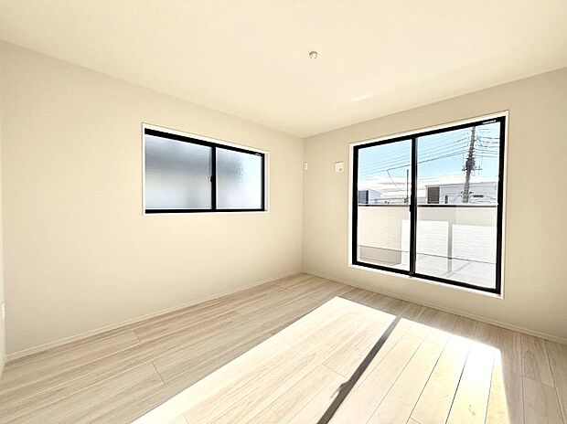 ～Bed Room～　2面採光を確保した明るい室内は、風通しも良く、大変居心地の良い空間となっております。爽やかな風を感じて起きる朝は、快適生活の始まりに！日当たりや通風がとても良い住まい♪