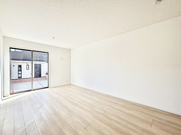 ～Living～　飽きの来ないシンプルでおしゃれなLDK。大きな窓から日差しが差し込むので室内も明るく、家族の憩いの場としてピッタリです。開放感と日当たりの良さを是非ご覧ください！