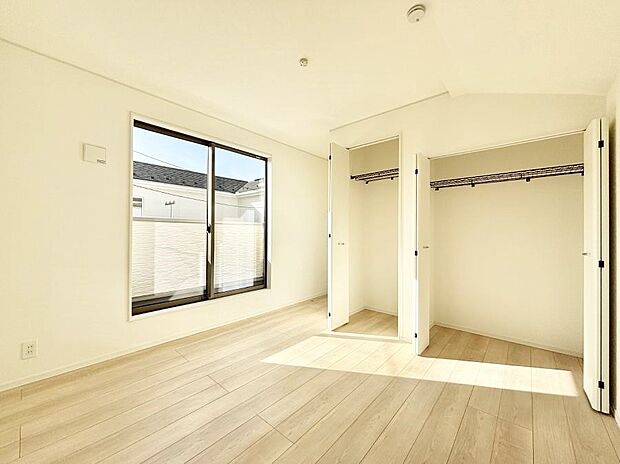 ～Bed Room～　バルコニーからの採光で朝もスッキリ目が覚めそうですね！穏やかな光が差し込む室内には、穏やかな時間が流れます。休日には、落ち着いた空間で自分の趣味を楽しむのはいかがですか。