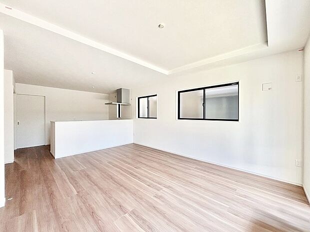 ～Living～　家族の一体感を感じられる広々としたスペース。家族と過ごす時間を大切にする方にピッタリのゆとりの住空間です。お子様が走り回っても安心して見守れます。家族の笑い声が今にも目に浮かびます。