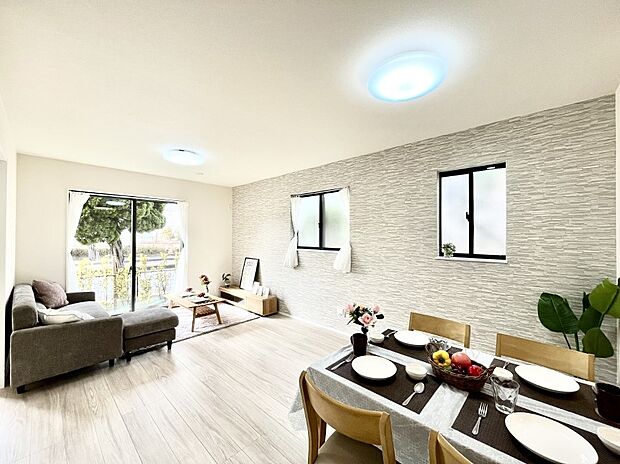 ◆A号棟◆～Living～　飽きの来ないシンプルでおしゃれなLDK。大きな窓から日差しが差し込むので室内も明るく、家族の憩いの場としてピッタリです。開放感と日当たりの良さを是非ご覧ください！