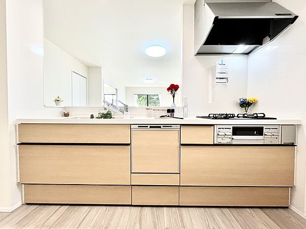 ◆A号棟◆～Kitchen～　会話が弾むリビング、料理が愉しくなるキッチン。家は、ただ生活する場ではなく、暮らしを愉しく、快適にする場所。笑顔の毎日、安らぎの日々のために、最新の設備・仕様を採用。