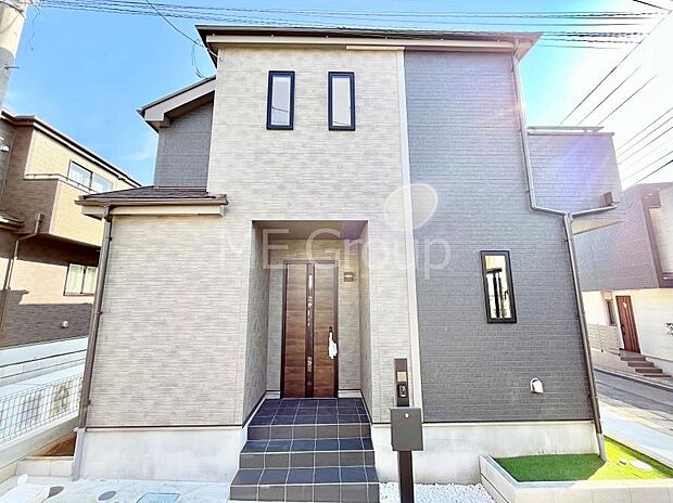 ～Exterior～　堂々たる趣ながら、主張し過ぎずどこか余裕を感じさせるシャープなフォルムで佇む邸宅は、晴天の空と照らし合わせる事で、本来あるべき完成形の姿を見せてくれます。