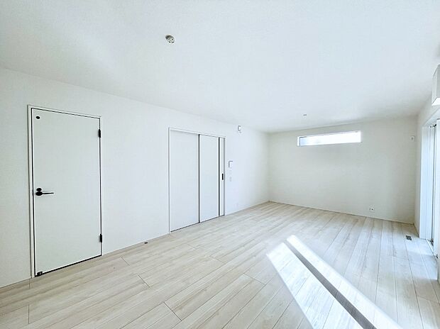 ～Living～　家族の一体感を感じられる広々としたスペース。家族と過ごす時間を大切にする方にピッタリのゆとりの住空間です。お子様が走り回っても安心して見守れます。家族の笑い声が今にも目に浮かびます。