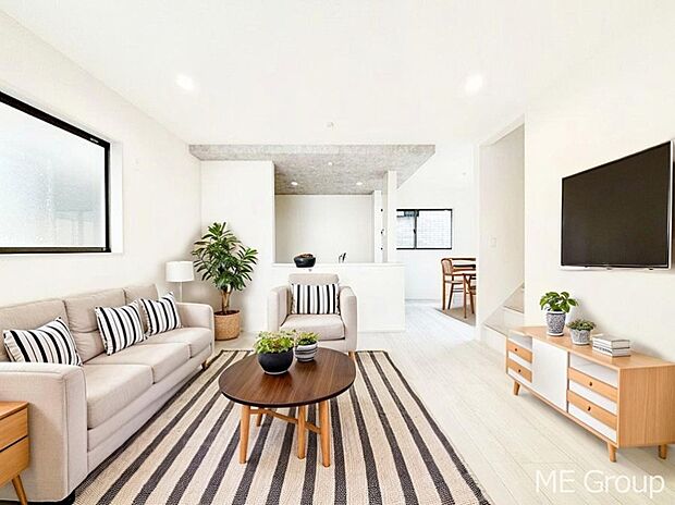 ～Living～　家族の会話や笑顔が行き交うリビングです。子供が走ってる姿を見ながら、大きなソファやダイニングテーブルでゆったり食事をしたりくつろぎたい♪そんな夢が叶えられる空間です！※家具はCGです