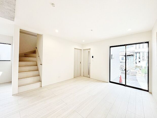 ～Living～　飽きの来ないシンプルでおしゃれなLDK。大きな窓から日差しが差し込むので室内も明るく、家族の憩いの場としてピッタリです。開放感と日当たりの良さを是非ご覧ください！