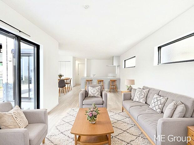 家族の和やかな会話が聞こえてきそう。開放感のあるリビングです。※家具はCGです  