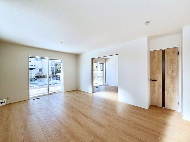 ～Living～　飽きの来ないシンプルでおしゃれなLDK。大きな窓から日差しが差し込むので室内も明るく、家族の憩いの場としてピッタリです。開放感と日当たりの良さを是非ご覧ください！