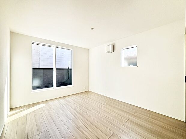 ～Bed Room～　バルコニーからの採光で朝もスッキリ目が覚めそうですね！穏やかな光が差し込む室内には、穏やかな時間が流れます。休日には、落ち着いた空間で自分の趣味を楽しむのはいかがですか。