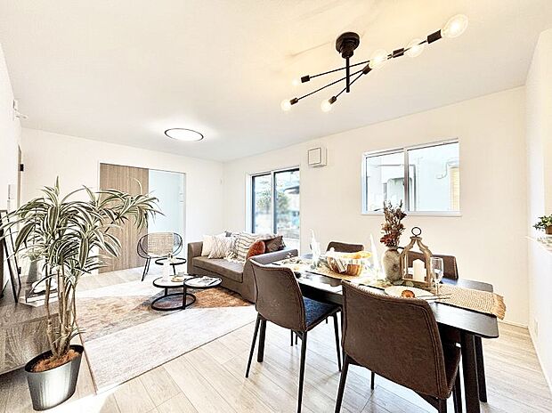 ～Living～　飽きの来ないシンプルでおしゃれなLDK。大きな窓から日差しが差し込むので室内も明るく、家族の憩いの場としてピッタリです。開放感と日当たりの良さを是非ご覧ください！