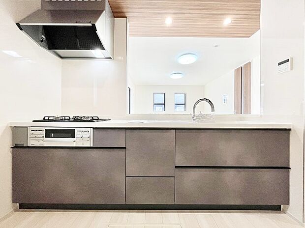 ～Kitchen～　広くて使いやすいキッチンなら家族でいっしょに料理をつくったり、後片付けも手間なくできちゃいます♪収納もたっぷりあるので、いつもすっきりと清潔な印象を保てます。