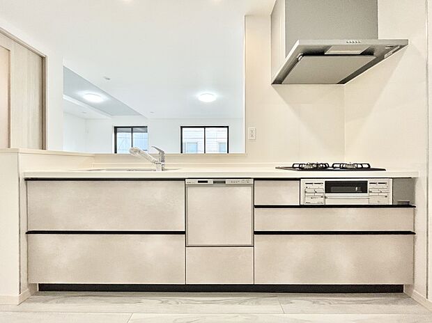 ～Kitchen～　広くて使いやすいキッチンなら家族でいっしょに料理をつくったり、後片付けも手間なくできちゃいます♪収納もたっぷりあるので、いつもすっきりと清潔な印象を保てます。