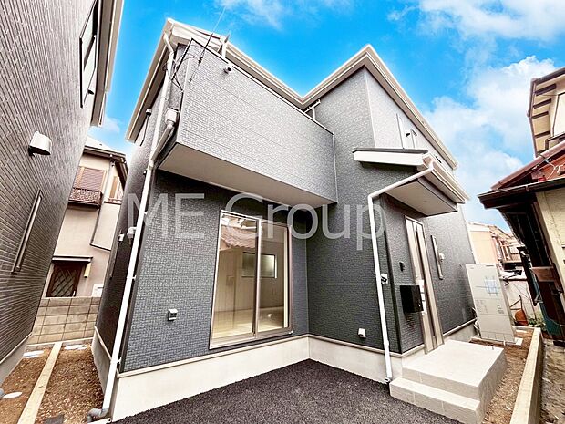 ◆２号棟◆Exterior～  閑静な住宅地で子育て家族にピッタリ。  毎日のお散歩も快適な緑に恵まれたエリアで、自然に包まれた穏やかな暮らしを実現するための、ゆとりある住環境が整っています。