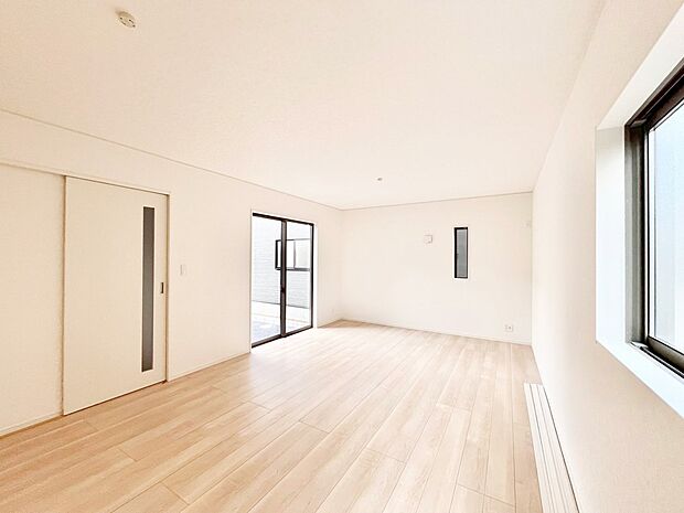 大きな窓からたっぷりの陽光と風を感じられるリビング