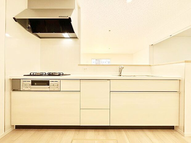 ◆４号棟◆～Kitchen～　広くて使いやすいキッチンなら家族でいっしょに料理をつくったり、後片付けも手間なくできちゃいます♪収納もたっぷりあるので、いつもすっきりと清潔な印象を保てます。
