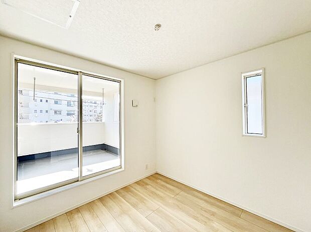 ◆４号棟◆～Bed Room～　木の温もりがやさしいフローリングは安らぎをもたらすプライベート空間。明るめのフローリングですので、壁紙ともマッチし、お部屋を更に広く見せてくれる効果も。