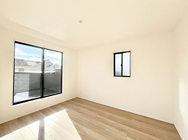 明るいバルコニーサイドに洋室を設置。目覚めの良い寝室に。