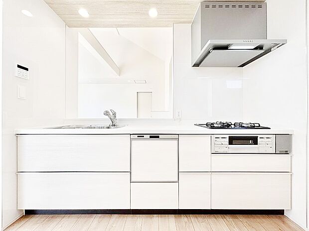 ～Kitchen～　会話が弾むリビング、料理が愉しくなるキッチン。家は、ただ生活する場ではなく、暮らしを愉しく、快適にする場所。笑顔の毎日、安らぎの日々のために、最新の設備・仕様を採用。