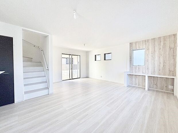 ◆1号棟◆～Living～　リビングに階段のある間取りです♪家族のコミュニケーションがスムーズに取れますね♪ゆとりある暮らしと心地よい住環境が紡ぐ贅沢な時間をご家族みんなでお過ごし下さい。