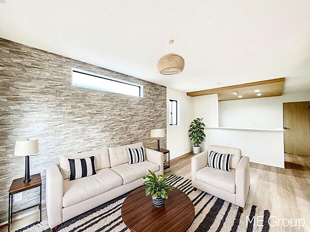 アクセントクロスがお洒落なリビング。家族でのんびりくつろげる広々スペース。 ※家具はCGです