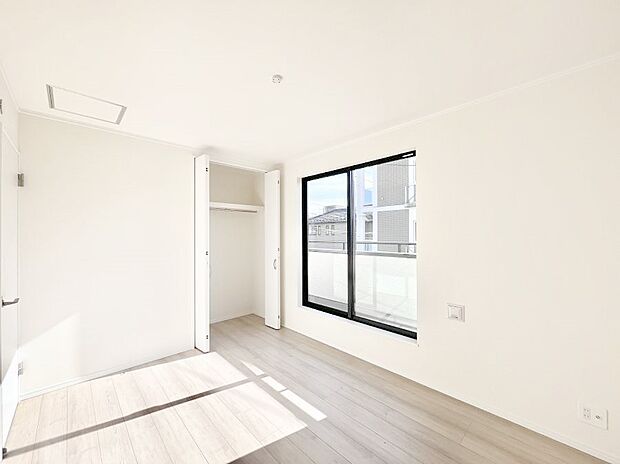 ◆C号棟◆～Bed Room～ 全居室には収納クローゼットを完備！普段使いのお洋服や小物はもちろん、季節物のお洋服などもしっかりと整理整頓おしまい頂けます。 居室空間を広く使用できますね。