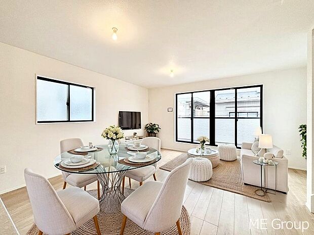 ~Living~ 飽きの来ないシンプルでおしゃれなLDK。大きな窓から日差しが差し込むので室内も明るく、家族の憩いの場としてピッタリです。開放感と日当たりの良さを是非ご覧ください! ※家具はCGです