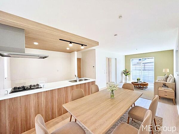 ～Living～　家族の会話や笑顔が行き交うリビングです。子供が走ってる姿を見ながら、大きなソファやダイニングテーブルでゆったり食事をしたりくつろぎたい♪そんな夢が叶えられる空間です！※家具はCGです