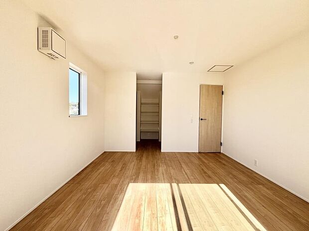 ~Bed Room~ 「今日も一日お疲れ様」とご夫婦でゆったりくつろげる寝室。 毎日の家事やお仕事に疲れた日はフカフカのベットで癒されてください。テレビや本棚をおいても快適な広さが自慢♪