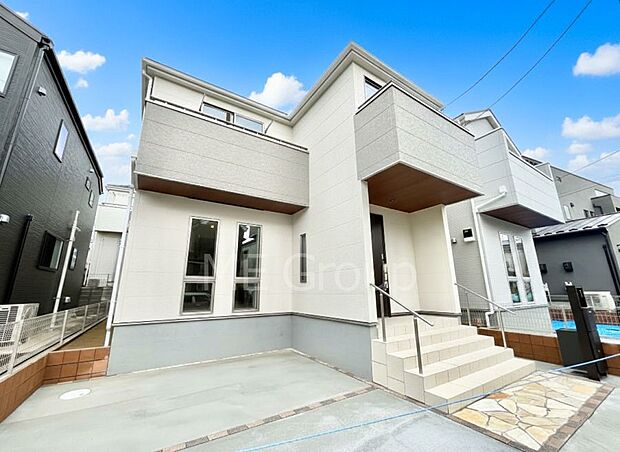 ◆１号棟◆～Exterior～　堂々たる趣ながら、主張し過ぎずどこか余裕を感じさせるシャープなフォルムで佇む邸宅は、晴天の空と照らし合わせる事で、本来あるべき完成形の姿を見せてくれます。