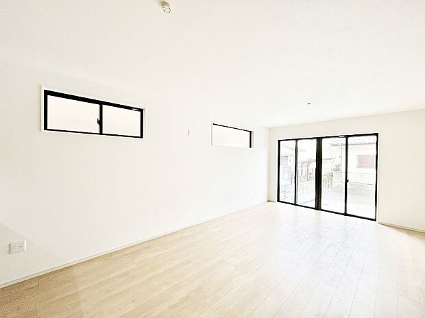 ～Living～　飽きの来ないシンプルでおしゃれなLDK。大きな窓から日差しが差し込むので室内も明るく、家族の憩いの場としてピッタリです。開放感と日当たりの良さを是非ご覧ください！