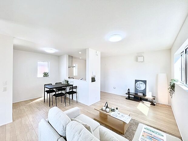 ◆１号棟◆～Living～　ここにはみんなが集い、食事と楽しい会話が始まる。話に夢中になりすぎて、ついつい時を忘れ夜半過ぎになってしまう。そんな束の間の幸せを感じさせてくれる場所でありたい。