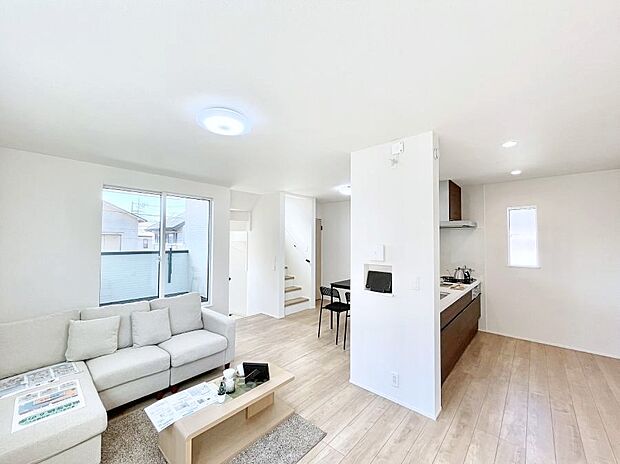 ◆１号棟◆～Living～　日当たりのいい２階リビングはプライベート性も高く、落ち着いて暮らせます。ゆとりある暮らしと心地よい住環境が紡ぐ贅沢な時間をご家族みんなでお過ごし下さい。